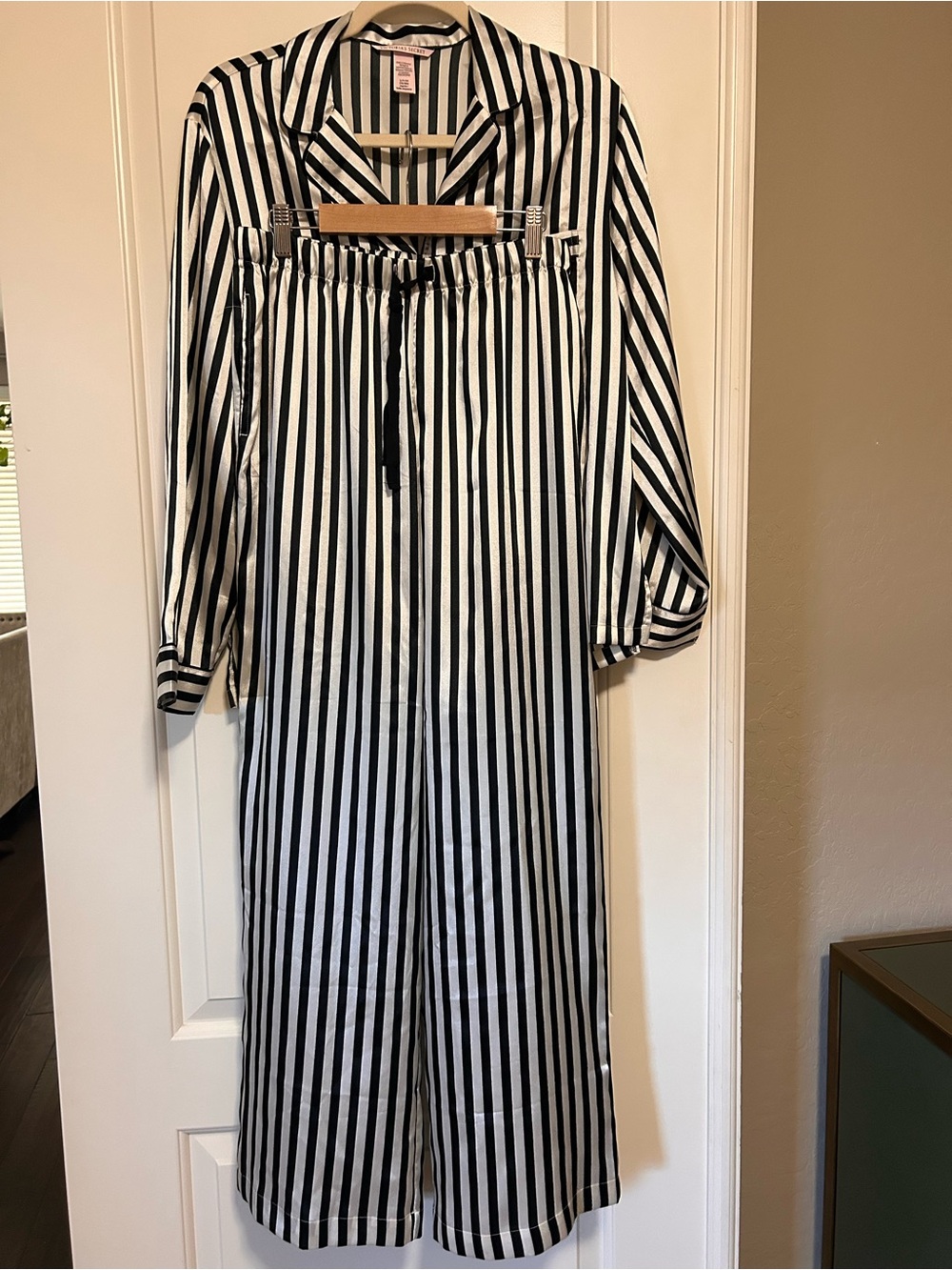 New!! 🥱💤🖤 Victoria's Secret Black & White Striped Satin Pajama Set 😴💤🖤 - Picture 14 of 15